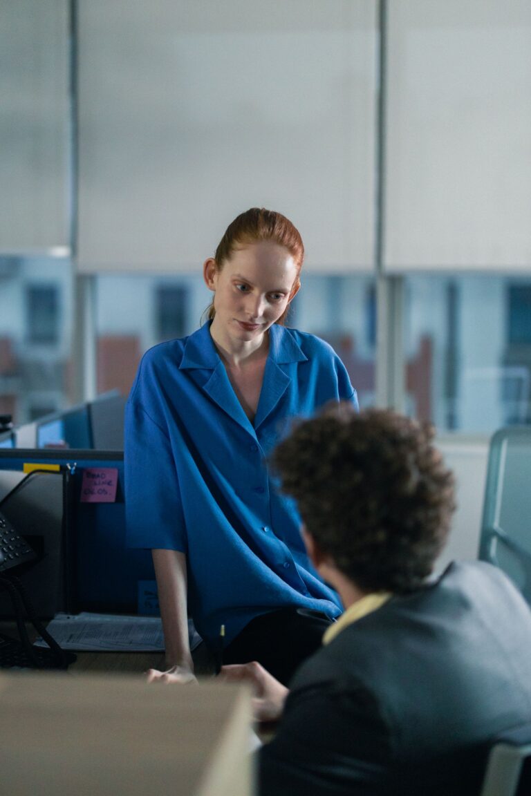 Collega’s in gesprek op kantoor — sfeerbeeld
