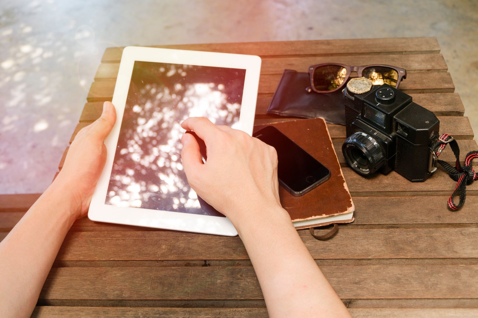 Een iPad gebruiken aan een houten tafel — sfeerbeeld