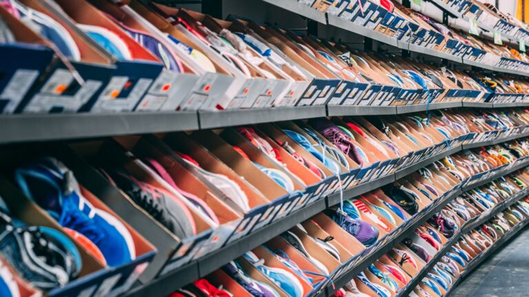 Schoenen in dozen op een winkelrek — sfeerbeeld